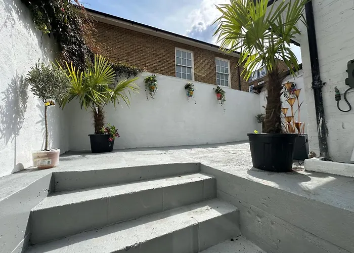 Stylish Garden-Level Flat In Chiswick