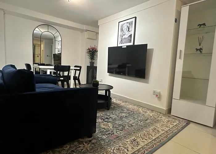 Stylish Garden-Level Flat In Chiswick