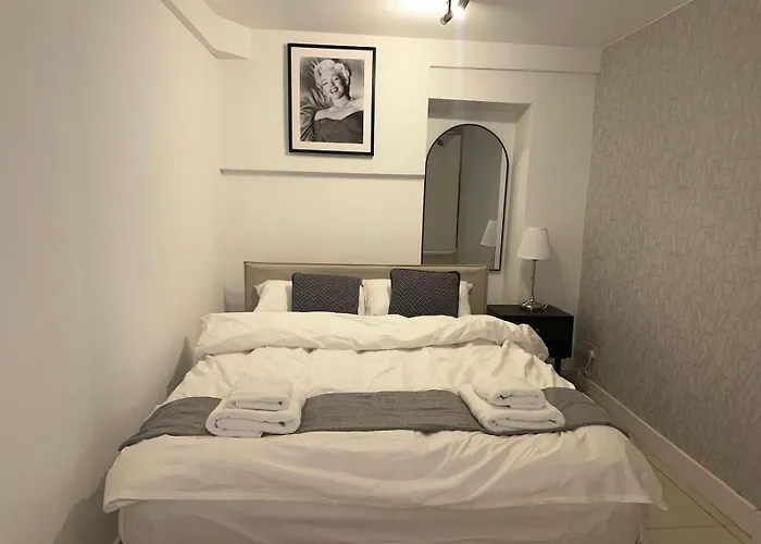 Stylish Garden-Level Flat In Chiswick